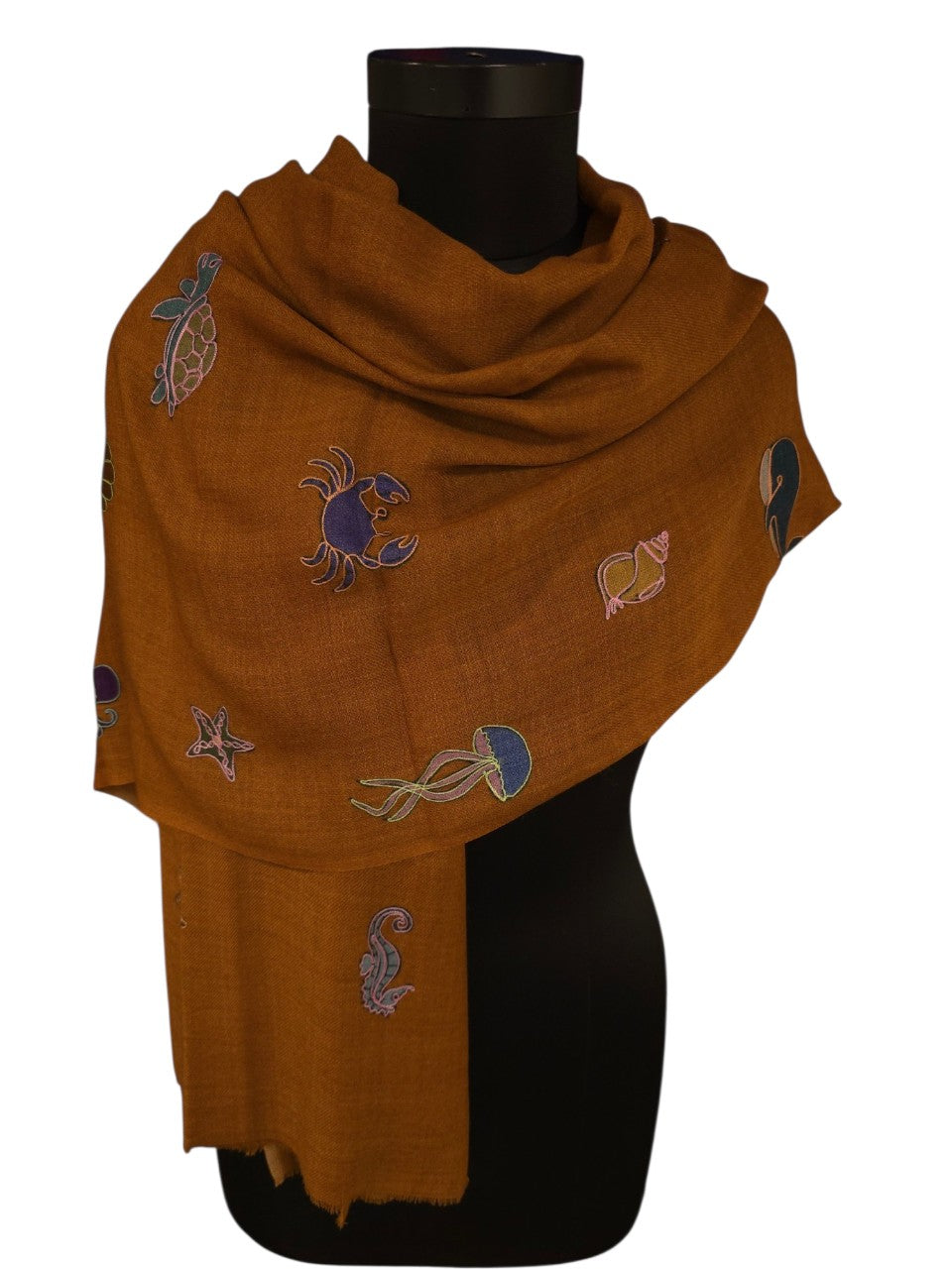 Umbra (brun) merino og silkesjal med broderte hav-skapninger (81)