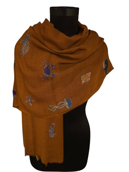 Umbra (brun) merino og silkesjal med broderte hav-skapninger (81)