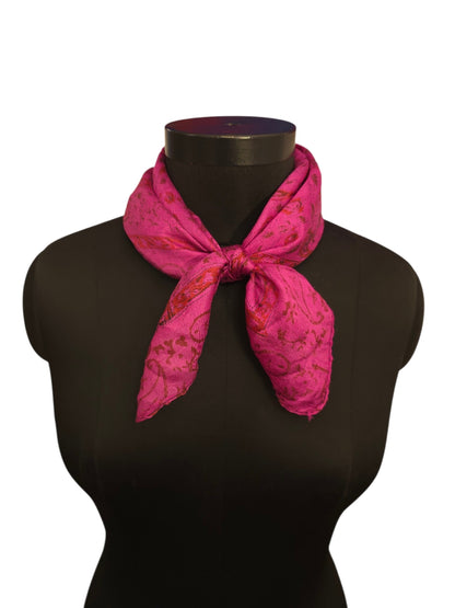 Kvadratisk silkeskjerf kalt "Bringebær rosa" (17)