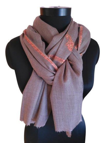 Muldvarp farget sjal i cashmere og merino med håndbroderte detaljer (31)