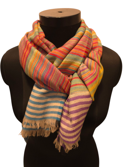 Mykt og godt ullskjerf med lyse striper (79)