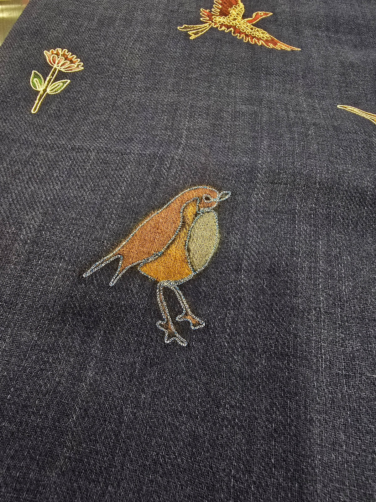 Blå-melert merino og silkesjal med brodert fuglemønster (76)