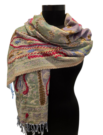 Ullskjerf i duse farger med broderte detaljer (58)