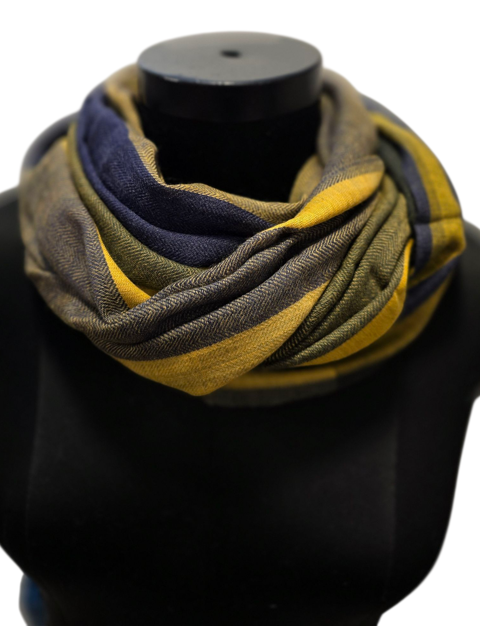 Mykt, lett og behagelig blå-grå-gult skjerf i ren ull (68)