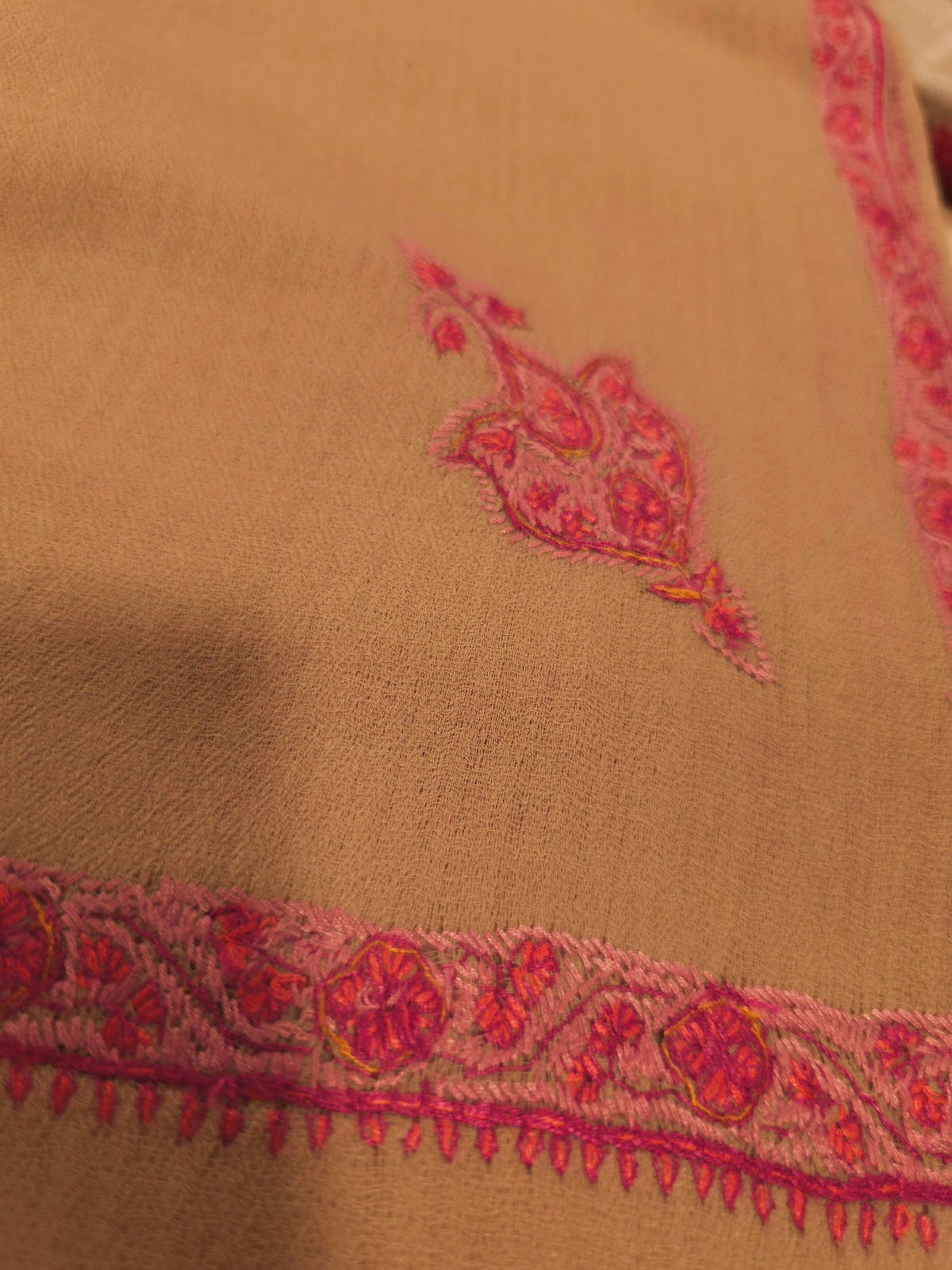 Lys beige - naturfarget sjal i cashmere og merino med håndbroderte detaljer (28)