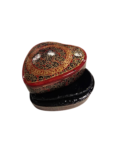 Liten hjerteformet rød og sort boks med blomstermotiv  (05)