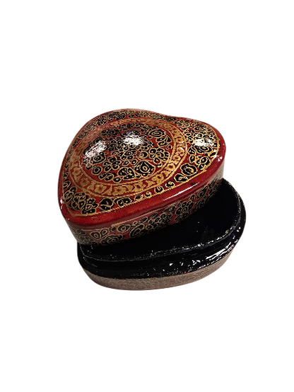 Liten hjerteformet rød og sort boks med blomstermotiv  (05)