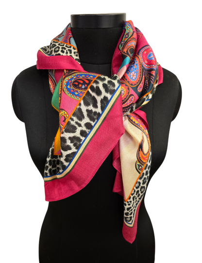 Flott firkantet silkeskjerf med sprudlende paisleyer (22)