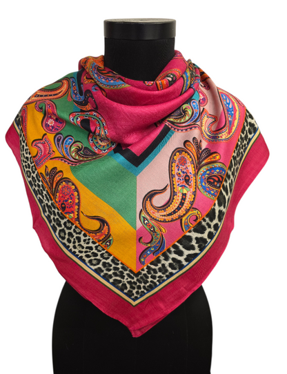 Flott firkantet silkeskjerf med sprudlende paisleyer (22)