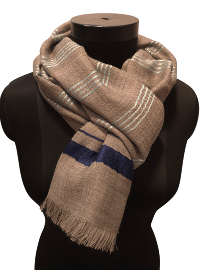 Lyse grått ullskjerf med mørkeblå og lys turkise striper i silke (67)