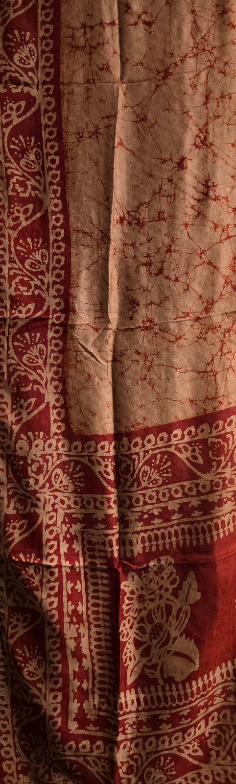Tosidig silkeskjerf kalt "Hud og batikk"  (132)