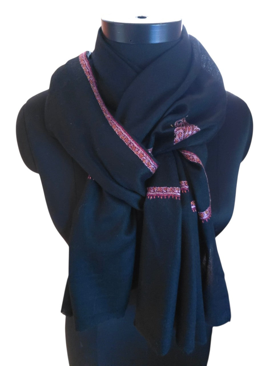 Sort sjal i cashmere og merino med håndbroderte detaljer (30)