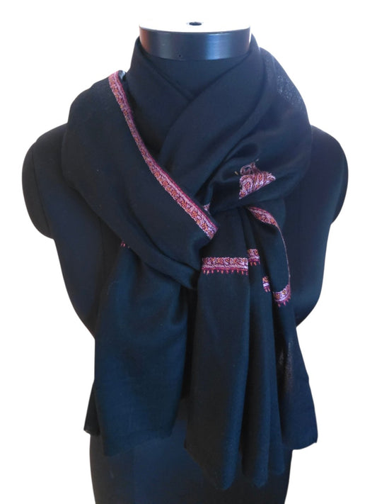 Sort sjal i cashmere og merino med håndbroderte detaljer (30)
