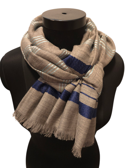 Lyse grått ullskjerf med mørkeblå og lys turkise striper i silke (67)