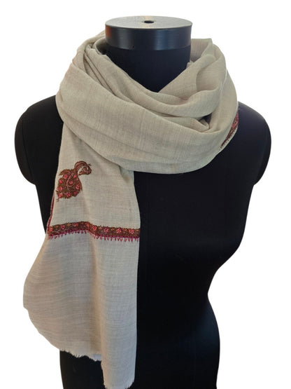 Lysegrått/melert sjal i cashmere og merino med håndbroderte detaljer (32)