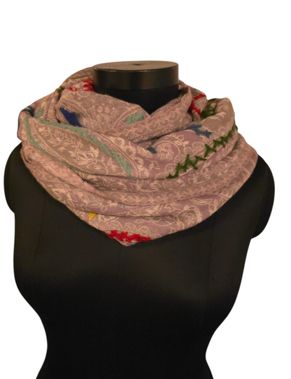 Lys lilla ullskjerf med broderier (95)