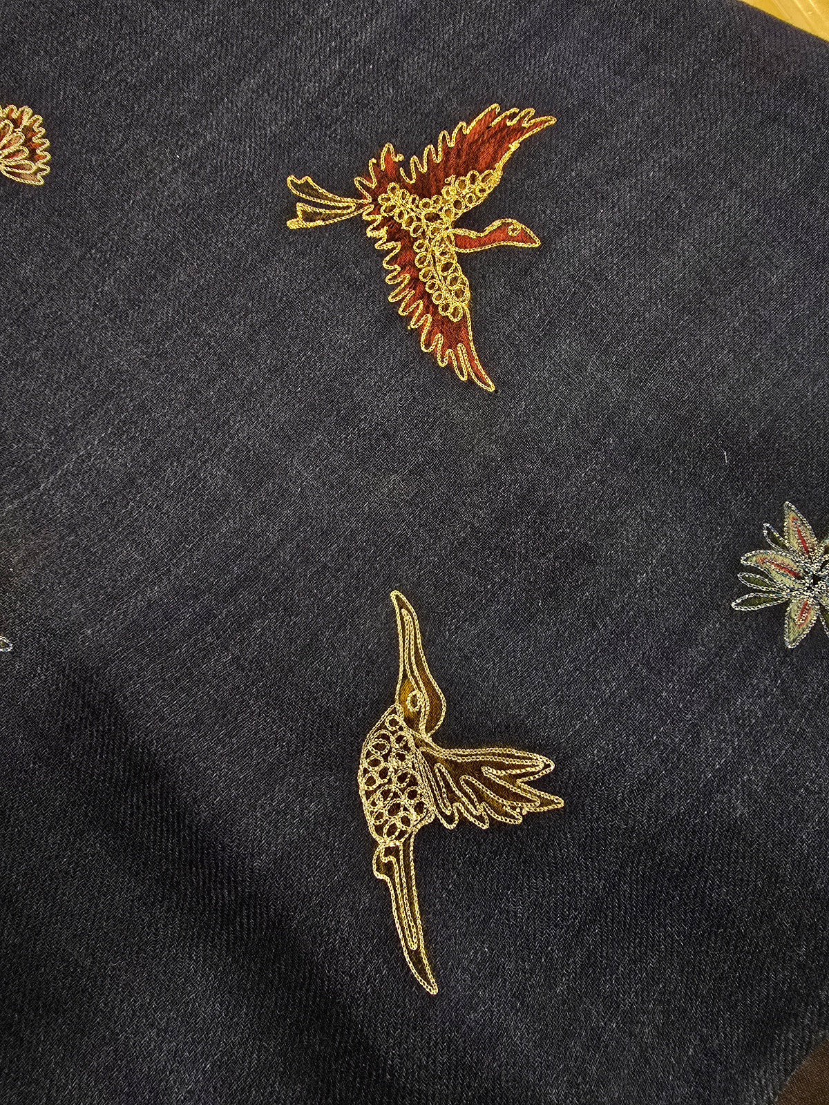 Blå-melert merino og silkesjal med brodert fuglemønster (76)