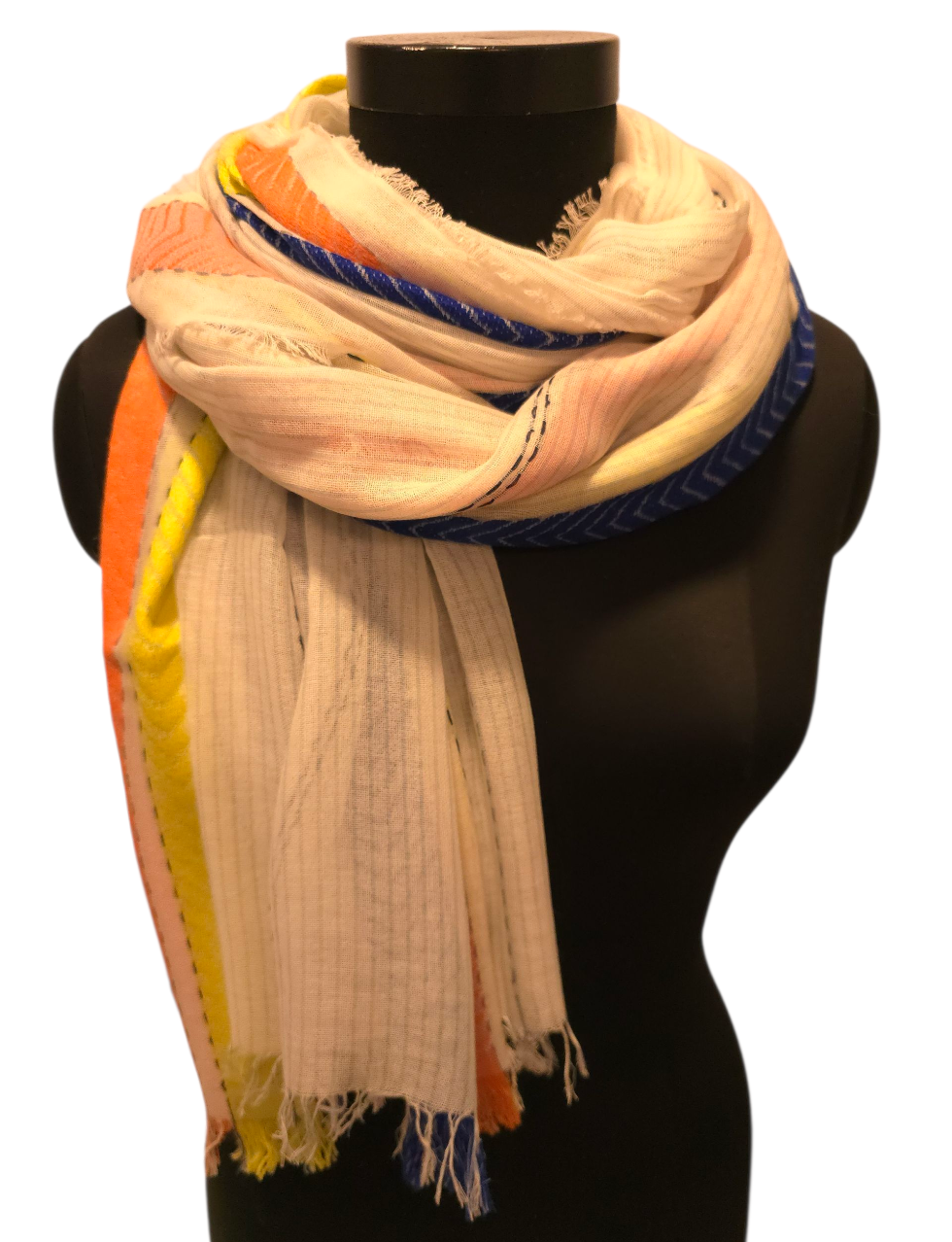 Mykt og godt bomullssjal med brede og broderte striper (130)