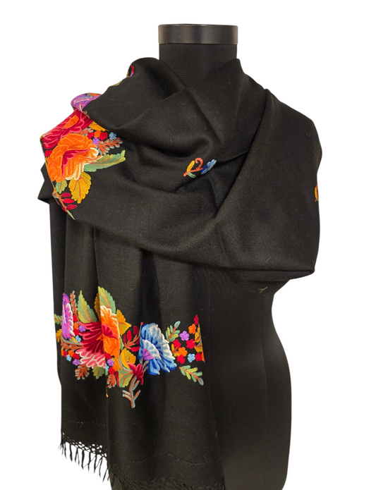 Sort sjal med varme håndbroderte detajler og kant (16)