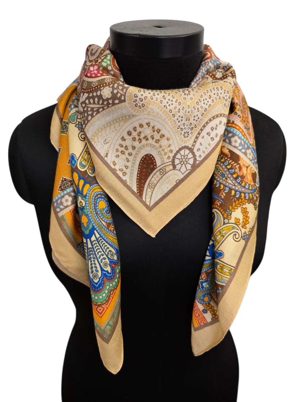 Behagelig firkantet silkeskjerf i varme farger (24)