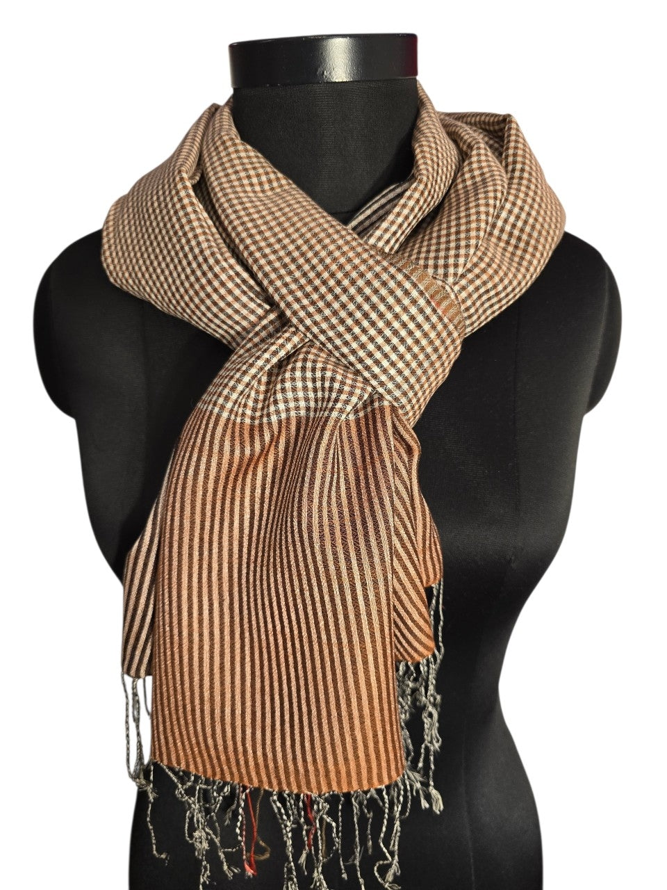 Cashmere og silkeskjerf med ruter og striper. Sort, hvitt og varm beige farger (60)