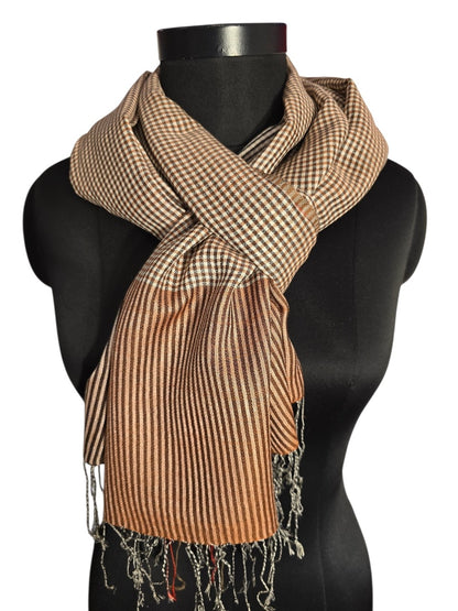 Cashmere og silkeskjerf med ruter og striper. Sort, hvitt og varm beige farger (60)