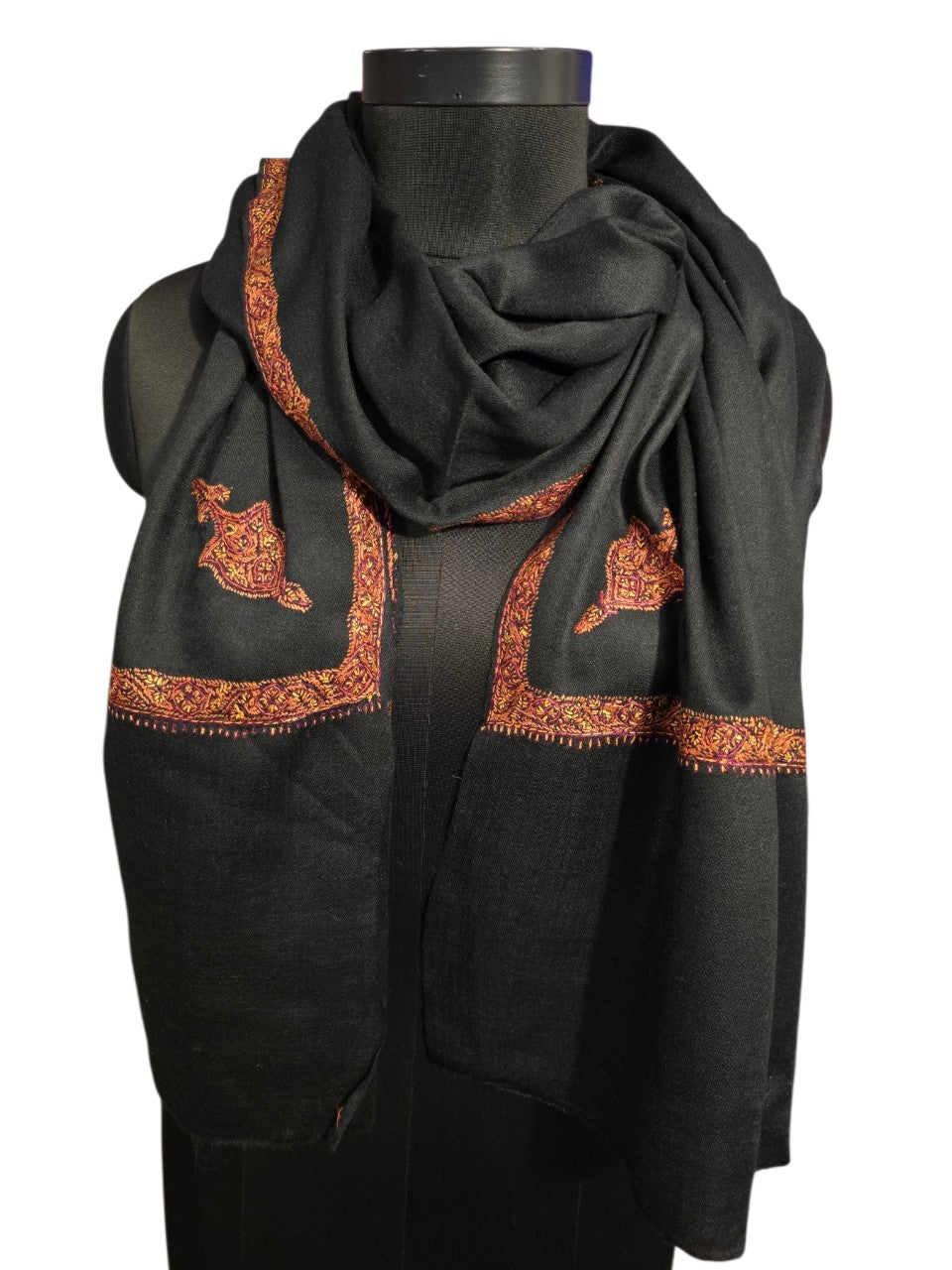 Lekkert sort sjal i cashmere og merino med håndbroderte detaljer (27)