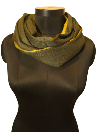 Mørkegrønt ullskjerf med gule striper og et hint av "gull" (71)