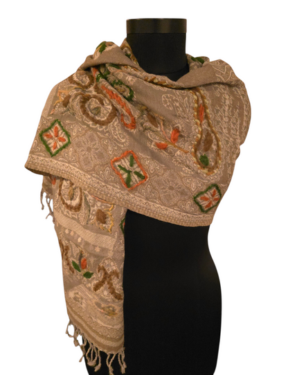 Grå/beige ullskjerf med duse broderier (89)