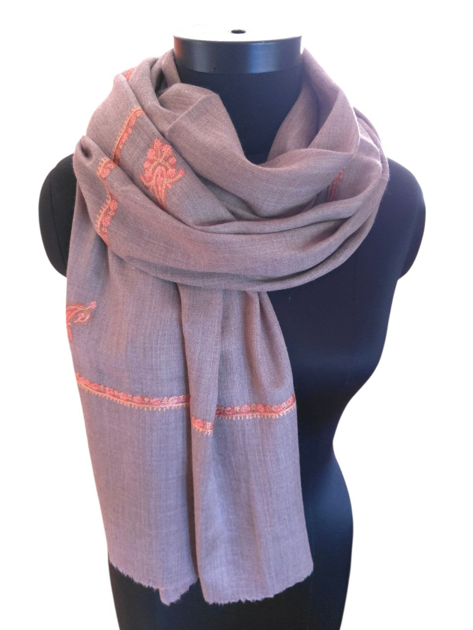 Muldvarp farget sjal i cashmere og merino med håndbroderte detaljer (31)