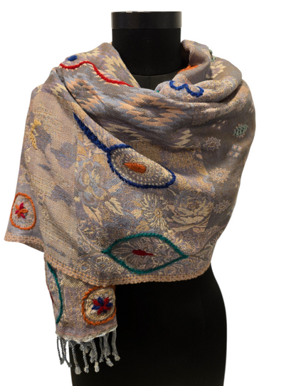 Tykt grått ullskjerf med broderier (50)