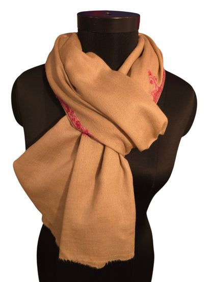 Lys beige - naturfarget sjal i cashmere og merino med håndbroderte detaljer (28)