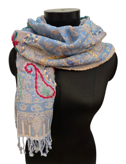 Lyst ullskjerf med broderier (86)