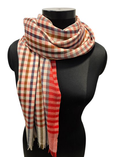 Lysegrått skjerf med striper og ruter (80)