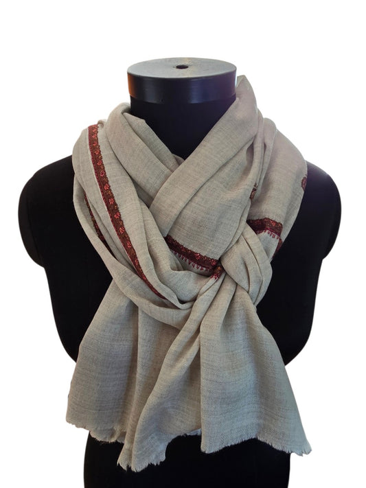 Lysegrått/melert sjal i cashmere og merino med håndbroderte detaljer (32)