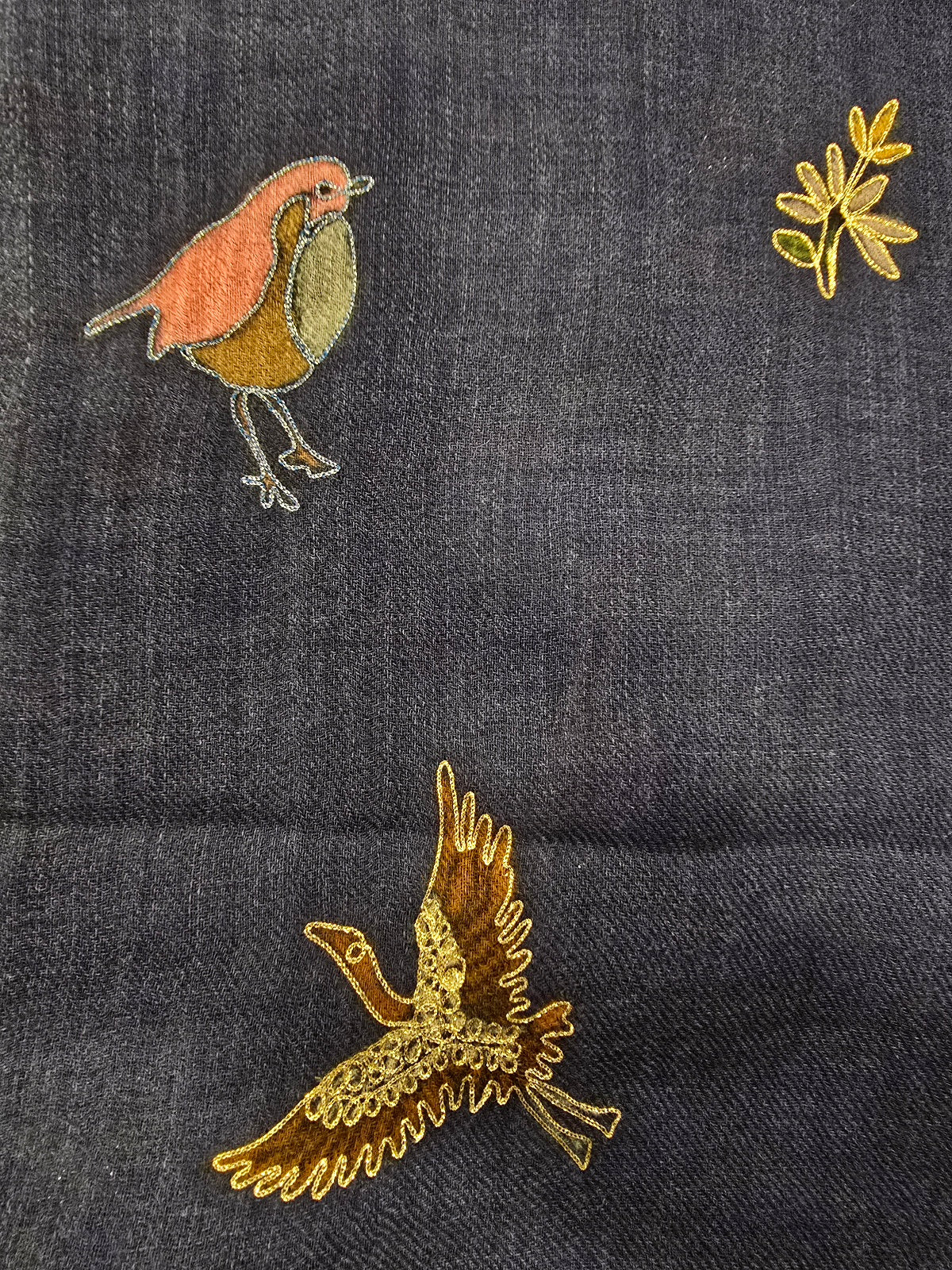 Blå-melert merino og silkesjal med brodert fuglemønster (76)