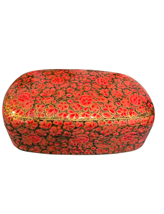 Lekkert smykkeskrin med rosa blomster og gyllen dekor (51)