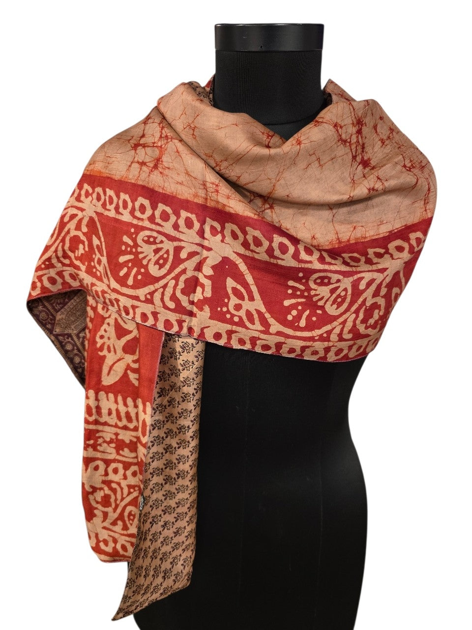 Tosidig silkeskjerf kalt "Hud og batikk"  (132)
