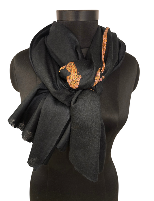 Sort cashmere/merino sjal med håndbroderte detaljer (18)