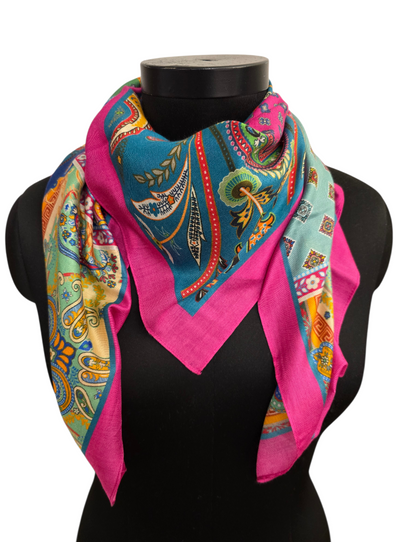 Firkantet silkeskjerf med rosa kant (18)