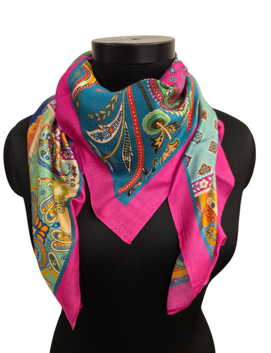 Firkantet silkeskjerf med rosa kant (18)