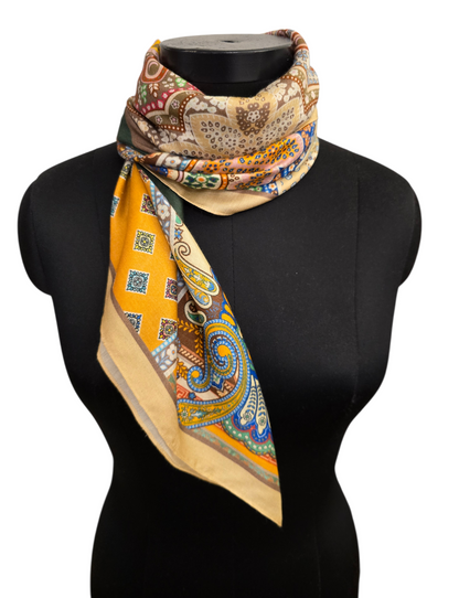 Behagelig firkantet silkeskjerf i varme farger (24)