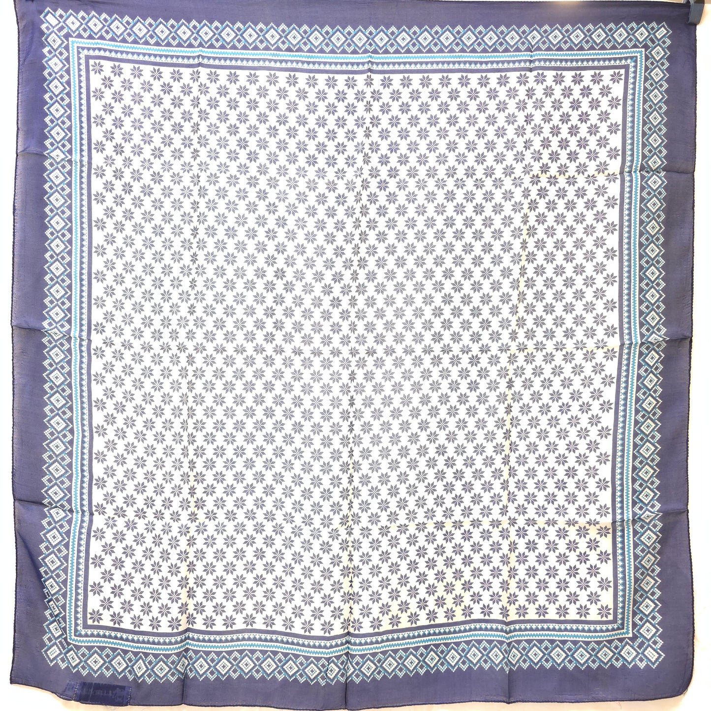 Stjernemønstret silkeskjerf på 90x90 cm (1)