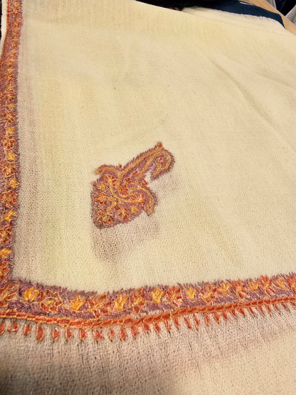 Offwhite sjal i cashmere og merino med håndbroderte detaljer (24)