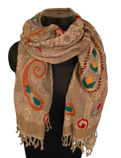 Beigeaktig ullskjerf med broderier (96)