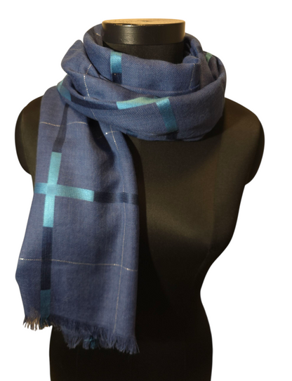 Mykt blått ullskjerf med striper og litt "bling" (72)