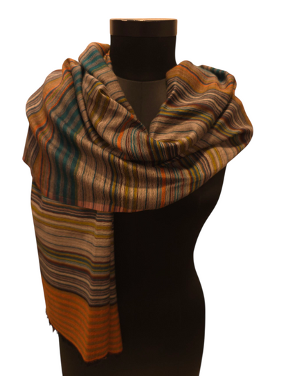 Flerfargede stripete ullskjerf på en grå bunn (80)