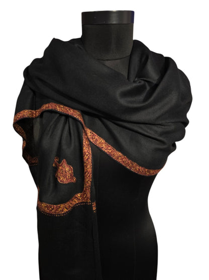 Lekkert sort sjal i cashmere og merino med håndbroderte detaljer (27)