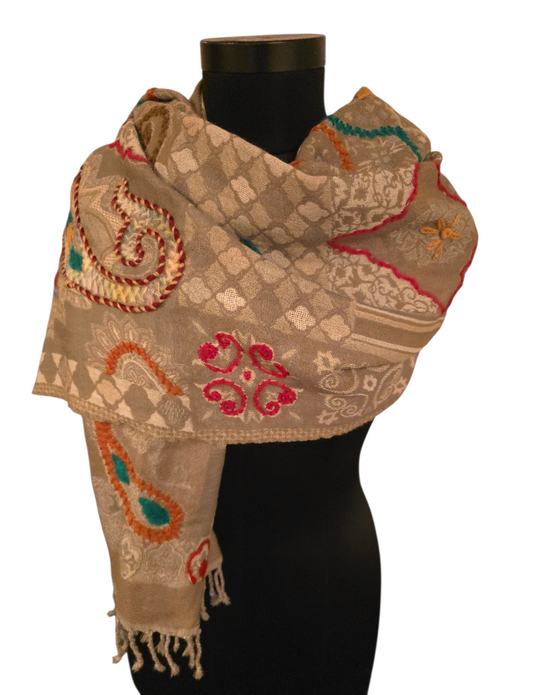 Beigeaktig ullskjerf med broderier (96)