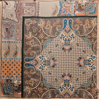 Behagelig firkantet silkeskjerf i varme farger (24)